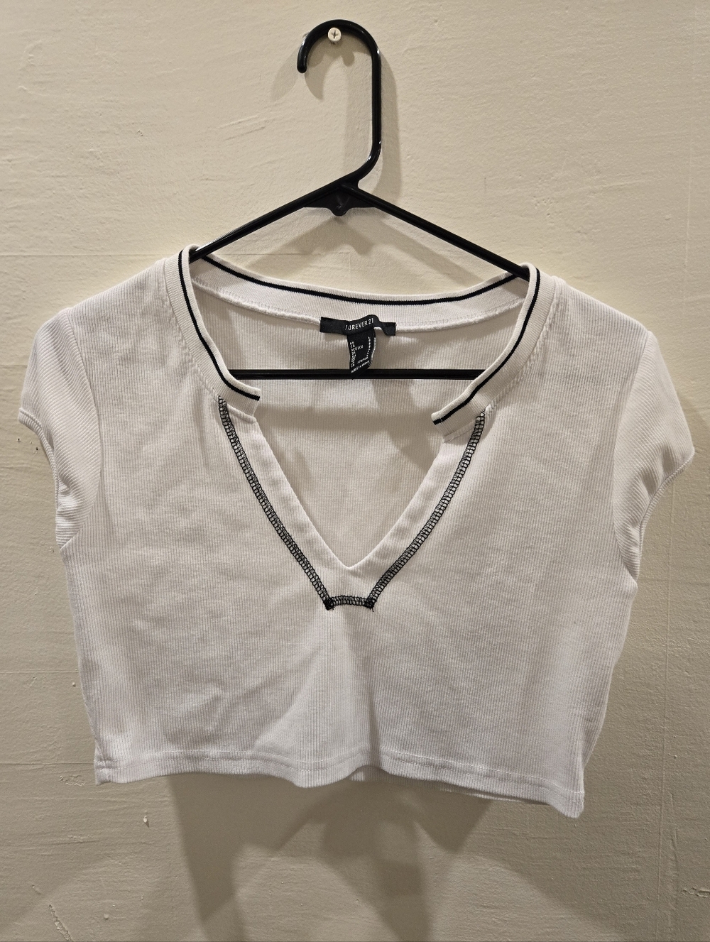 Forever 21 White Cropped V‑Neck Top
